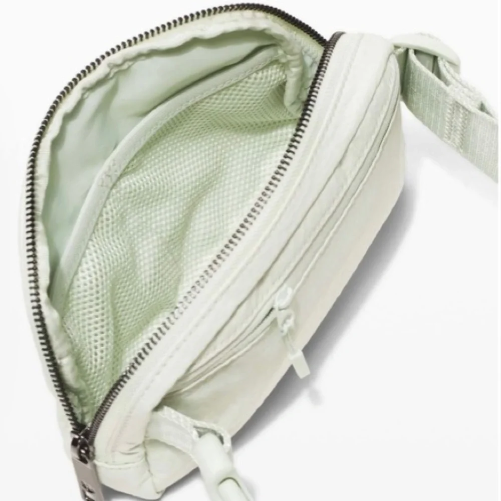 RARE NWOT Lululemon Everywhere Belt Bag Springtime Mint Green - Picture 14 of 16